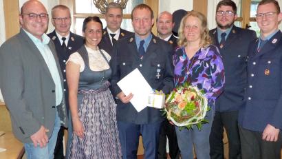 Bild: lgc
Andreas Walberer nimmt Glückwünsche von (von links) Johannes Schmid. Reiner Kopp, Tanja Renner, Wolfgang Schwarz, Marco Saller, Sabrina Walberer, Benjamin Schmid und Stefan Thaller entgegen.