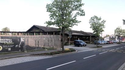 Bild: wro
Damit die neuen Park-&-Ride-Parkplätze und die auf dem Dach vorgesehene PV-Anlage realisiert werden können, müssen die ehemaligen Lagerhallen abgerissen werden.