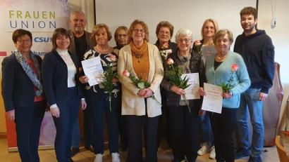 Bild: Gudrun Heibl/exb
Freuen sich über die Ehrung zahlreicher Mitglieder der Frauen-Union Weiherhammer: stellvertretende Kreisvorsitzende Marianne Lebegern, Ortsvorsitzende Nicole Presche, Bürgermeister Ludwig Biller, Liliane Nasz, Birgit Krügelstein, Inge Kellermann, Reingard Heibl, Gerlinde Gründel, Barbara Kiener, Roswitha Hirmer und JU-Ortsvorsitzender Luis Heibl (von links).