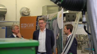 Bild: gsp
OTH-Präsident Professor Clemens Bulitta (links) und Professor Raphael Lechner (rechts) stellen Bayerns Wissenschaftsminister Markus Blume das Kompetenzzentrum Kraft-Wärme-Kopplung vor.