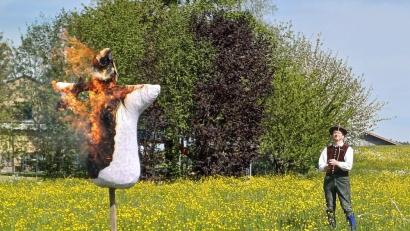 Bild: dod
Als Verkörperung des Winters geht eine Strohpuppe in Flammen auf.