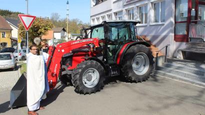 Bild: Pfarramt Ebnath/exb
Pater Anish George segnete auch einen Traktor.