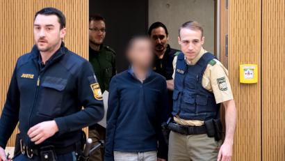 Archivbild: Sven Hoppe
Der in Tirschenreuth untergebrachte Syrer 2018 vor dem Oberlandesgericht in München. Damals musste er sich unter anderem wegen Mitgliedschaft in einer ausländischen Terrorgruppe und Misshandlung von Schutzbefohlenen verantworten