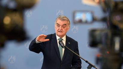 Bild: Roberto Pfeil/dpa
NRW-Innenminister Herbert Reul äußerte sich im April nach der Festnahme der Jugendlichen wegen Terrorverdachts.