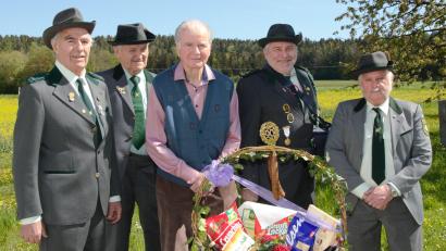 Bild: ker
Rudi Sperber, Adolf Himmerer, Schützenmeister Werner Grünthaler und Johann Siegert gratulierten Hans Sperber (Mitte) zum 90. Geburtstag.