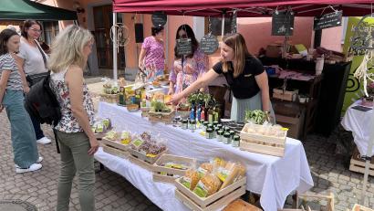 Bild: hdk
Zum ersten Mal verkaufte die ortsansässige Regens-Wagner-Stiftung Produkte aus ihrem Hofladen am Markt der Genüsse.