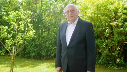 Bild: fz
In seinem Rückzugsort "Garten" entspannt sich Pfarrer Andreas Hanauer und sammelt dabei Kraft für seinen seelsorgerischen Dienst. Der Geistliche feiert am 5. Mai seinen 80. Geburtstag.