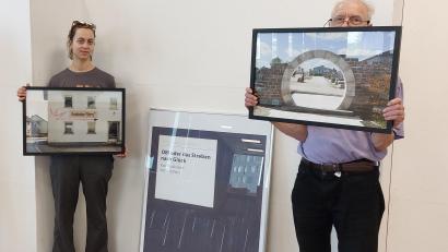 Bild: Kunz
Carolin Schiml (links) und Wolfgang Herzer bestücken die neue Ausstellung.