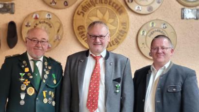 Bild: Schützengau Steinwald/exb
Reinhard Schwarz (von links), Norbert Lippert und Wolfgang Schlicht wurden als Zweiter Rundenwettkampfleiter, als Erster Gauschützenmeister und als Gauschriftführer gewählt. Bei den Neuwahlen blieben allerdings einige Posten unbesetzt.