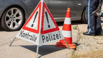 Bild: Peter Kneffel/dpa
Ein Schild mit Aufschrift „Kontrolle Polizei“ steht während einer Veranstaltung auf dem Kontrollplatz Piding Nord, A8, Fahrtrichtung München.
