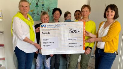 Bild: Landfrauen Naabdemenreuth/exb
Die Landfrauen Naabdemenreuth übergeben 500 Euro an Leiterin Eniko Nagy (rechts) vom Frauenhaus in Weiden.