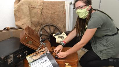 Bild: Petra Hartl
Psst, alles streng geheim - spoilern, also zu viel verraten, würde den Spaß schmälern. Paula Haberberger vom Escape-Room-Team in Rosenberg gewährt trotzdem einen klitzekleinen Einblick ins Rätselhaus. Koffer und Schlösse spielen hier eine große Rolle.