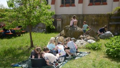 Bild: bey
Mit großem Eifern buddelten die Kinder im Garten des Stadtmuseums in den großen Wannen.