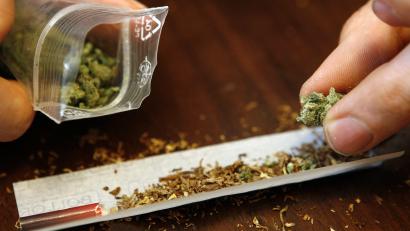 Symbolbild: Daniel Karmann/dpa
Einen Joint mit Marihuana rauchen – seit 1. April ist das legal. Doch es gibt zahlreiche Einschränkungen. In Sulzbach-Rosenberg gibt es bereits Interesse an einem Cannabis Social Club.