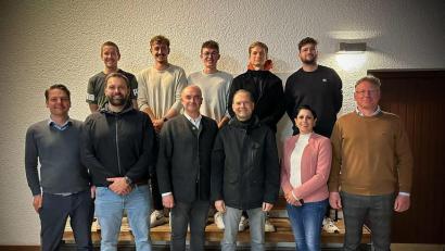 Bild: TC Tirschenreuth/exb
Der TC Tirschenreuth hat neu gewählt, im Bild der neue Vorstand mit Gästen: (vorne, von links) Franz Schuller, ATSV-Vorsitzender Jürgen Steinhauser, Jens Hagen, Hans-Jürgen Kiermaier, Dritte ATSV-Vorsitzende Stefanie Zeus und Justus Fiedler sowie (hinten, von links) Philipp Zöllner, Matthias Gleißner, Michael Gleißner, Florian Wameser und Jannis Hültner.