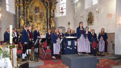 Bild: bö
Mit lang anhaltendem Beifall bedenken die Zuhörer die Musiker der Trachtenkapelle Hohenburg beim Frühjahrskonzert. Anja Paulus (am Pult) und Tanja Metschl (rechts daneben) dirigieren die Interpreten.