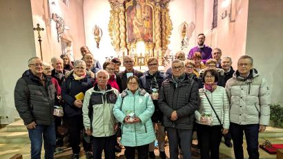 Bild: Manuela Popp/exb
Die Pfarrei Ursensollen ehrt die Ehejubilare bei einem Gottesdienst.