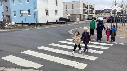 Bild: Maria Senoldu/exb
Eine Polizistin zeigte den Kindern das richtige Verhalten im Straßenverkehr.