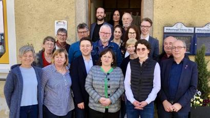 Bild: Sebastian Bösl/exb
Marianne Schieder (vordere Reihe, Mitte) wird beim Unterbezirksparteitag der SPD als Vorsitzende im Amt bestätigt.