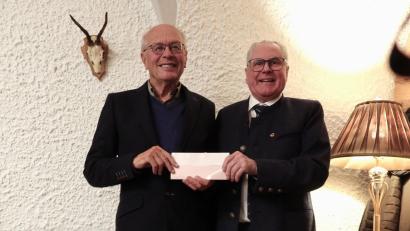 Bild: Lions-Club Tirschenreuth 
Groß war die Freude von Peter Hausbeck (rechts), als ihm Lions-Präsident Albert Saller den Lions-Preis im Wert von 500 Euro überreichte.