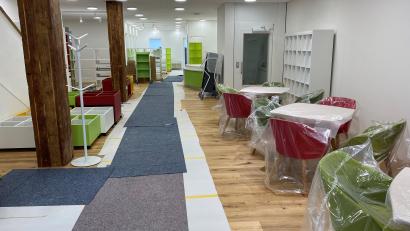 Bild: ck
Ein Blick in die neue städtische Bücherei Vohenstrauß im Anwesen Marktplatz 3: Die Arbeiten im Innern sind fast abgeschlossen. Erdgeschoss werden Kinder und Jugendliche in Büchern und neuen Medien stöbern können. Bei einer Tasse Kaffee lässt es sich dabei auch für die Eltern gut aushalten.