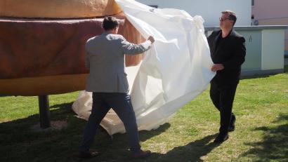 Bild: Monika Ebnet
Eine Leberkassemmel als Eberhofer-Wahrzeichen wurde in Frontenhausen enthüllt.