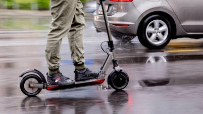 Symbolbild: Christoph Soeder/dpa/Symbolbild
Die Polizei kontrollierte in Marktredwitz einen E-Scooter-Fahrer.
