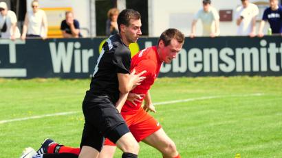 Bild: Schrems
Für den FC Tirschenreuth (links Doppeltorschütze Manuel Dürbeck) reichte es am Mittwoch im Nachholspiel beim ASV Waldsassen (rechts Nico Fenzl) nur zu einem 2:2. Damit sind die Kreisstädter im Kampf um die ersten beiden Plätze auf Schützenhilfe angewiesen.