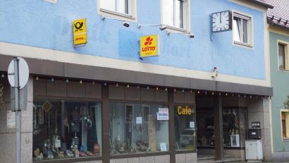 Bild: mmj
Post-Filiale mit Lotto und ein kleinem Café, zentral in der Hauptstraße: Dieses Modell in Schönsee könnte nun an der Suche nach einem neuen Standort scheitern.