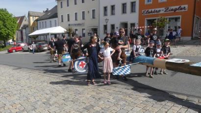 Bild: rn
Nachwuchsmangel besteht nicht: Mit vielen „Mini-Pilots“ als Unterstützung liefert die Motorradgruppe wieder den Baum zum Eschenbacher Maifest.