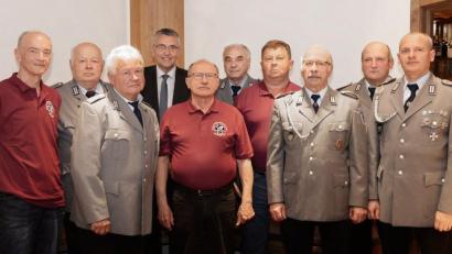 Bild: Fotostudio Hummer/exb
Beim Ehrenabend wurden unter anderem das Verdienstkreuz Erster Klasse sowie das Fahnenträgerabzeichen verliehen: (von links) Wilhelm Werner, Zweiter Kreisvorsitzender Josef Meisl, Vorsitzender Ludwig Gradl, Bürgermeister Franz Schöner, Alfons Haberkorn, Johann Werner, Johann Schmidkonz, Eduard Zoller, Franz Kraus und Thomas Gradl.