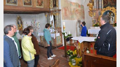 Bild: dob
Bei der Kirchenführung entdecken die Teilnehmer mit der Koordinatorin des Simultankirchenradwegs und Mitglied des Ökumene-Ausschusses, Michaela Wolfinger, viele Details.
