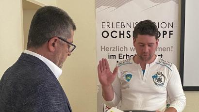 Bild: Gemeinde Mehlmeisel/exb
Florian Prechtl (rechts) wurde von Bürgermeister Franz Tauber vereidigt.