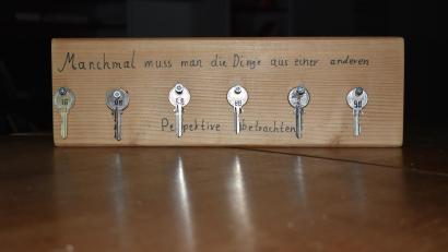 Archivbild: sbt
Eine typische Aufgabe in einem Escape Room: Spieler finden so eine Leiste mit Schlüsseln und müssen dann herausfinden, wie sie damit eine Etappe weiterkommen.