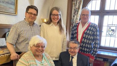 Bild: Helena Stoll/exb
Das Jubelpaar (sitzend) Traudl und Wolfgang Rausch mit (stehend, von links) Sohn Matthias Rausch, Ariane Löhnert und Zweitem Bürgermeister Norbert Gradl.