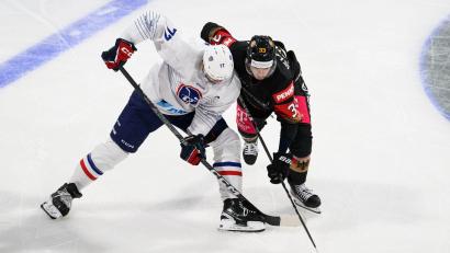 Bild: Swen Pförtner/dpa
Die DEB-Auswahl um NHL-Profi JJ Peterka (r) musste sich Frankreich geschlagen geben.