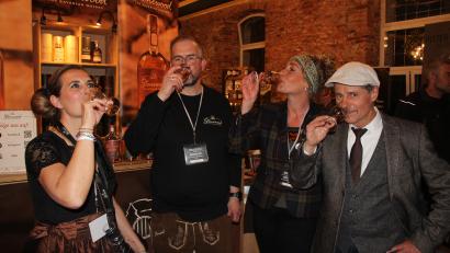 Bild: fks
Daniela und Gregor Schraml (von links) trinken mit Verbandspräsidentin Michaela Habbel und dem Herausgeber des Deutschen Whisky Guides, Heinfried Tacke, einen Schluck des frisch ausgezeichneten "Stonewood Drà".