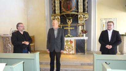 Bild: apr
Über das gelungene Jubiläumskonzert freuten sich (von links) Pfarrer Kai Steiner, Kirchenmusikdirektor Reinhold Schelter und Organist Sebastian Greim.