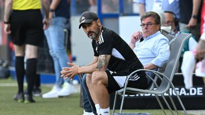 Bild: David Inderlied/dpa
Nürnbergs damaliger Co-Trainer Cristian Fiel (l) und Nürnbergs damaliger Interimstrainer Dieter Hecking sitzen am Spielfeldrand.
