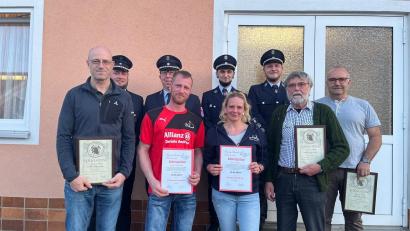 Bild: Feuerwehr Hermannsreuth/exb
Die Feuerwehr Hermannsreuth ehrte Mitglieder und beförderte Aktive. Im Bild: (vorne, von links) Markus Friedl, Matthias Briesenick, Petra Gerber, Willhelm Schiener und Markus Zant.