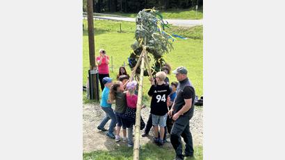 Bild: Sven Thalhauser/exb
Der OWV Georgenberg stellt mit Kindern einen extra Maibaum auf.