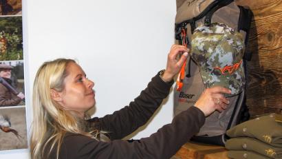 Bild: wro
Tanja Hechtl ist stolz auf den von ihr geführten "Jagdshop Oberpfalz".