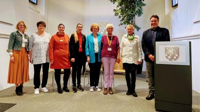 Bild: Karina Weiss/exb
Sonja Dirscherl, Petra Thies, Jasmin Janker, Katharina Salbeck, Monika Kagerer, Brigitte Molch, Renata Schmidbauer und Dr. Christian Glöckner (von links) gestalteten die Veranstaltung des Palliativ-Hospiz-Netzwerks Schwandorf.