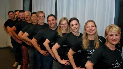 Bild: Gerd Spies
Wer mit wem verwandt ist und wie genau, wäre viel zu kompliziert zu erklären. Aber dieses Team bestand beim Landkreislauf Amberg-Sulzbach aus einer einzigen Familie: Staffel 207 vom „Team Turmlauf“. Die Idee dazu hatte Lisa Fellner (Vierte von rechts). Von links: Thomas Preischl, Daniel Fuchs, Dominik Kurz, Gerhard Bauer, Siri Lerdsirisopon, Werner Praller, Jean-Baptiste Maurice, Lisa Fellner, Jennifer Fuchs-Preißler, Sabine Maurice und Daniela Kurz.