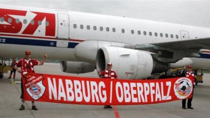 Bild: privat
Die Bayern-Fans aus der Oberpfalz vor 14 Jahren vor ihrem „eigenen“ Flugzeug in Nürnberg. Es ging nach Madrid. In der Mitte bernd Hofmann.