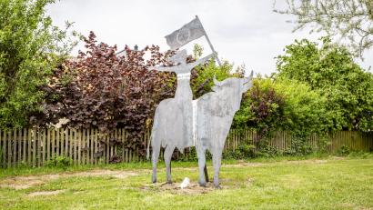 Bild: Marcus Rebmann/exb
Wo einst Angela Merkel vor dem Tempel-Museum hoch zu Ross saß, reitet jetzt Hans Lankes´"glückliche Europa" auf dem Stier.