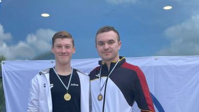 Bild: rbg
Fynn Legat (rechts) vom Tirschenreuther Schwimm-Club holte bei den Süddeutschen Meisterschaften In Ingolstadt die Bronzemedaille im 50m Brustsprint. Links daneben Sieger Julius Montag vom SCW Eschborn