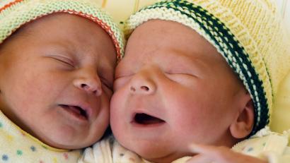 Symbolbild: Waltraud Grubitzsch/dpa/exb
Auf Babyglück hoffen nicht nur viele Familien, sondern auch die Geburtshilfestationen.
