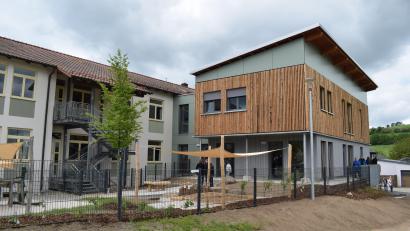 Bild: bnr
Der Erweiterungsbau des Landkinderhauses Trausnitz beherbergt Kinderkrippe, Hort und Grundschulerweiterung.
