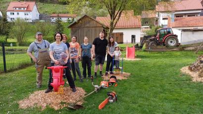 Bild: Sabine Haller-Dreßel/exb 
Viel ehrenamtliches Engagement zeigten einige Hirschbacher Bürger beim Frühjahrsputz am Spielplatz.